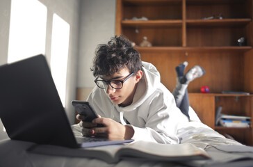 Jeune avec téléphone