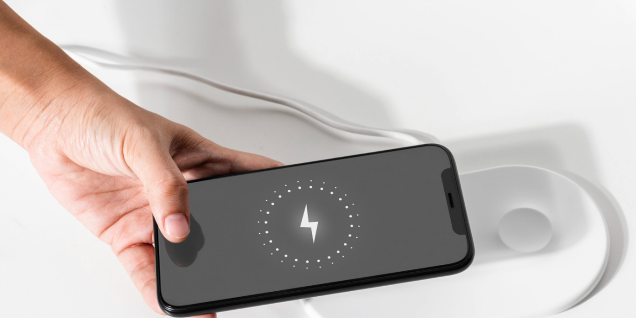 Est-il possible de recharger un smartphone sans chargeur et sans électricité ?