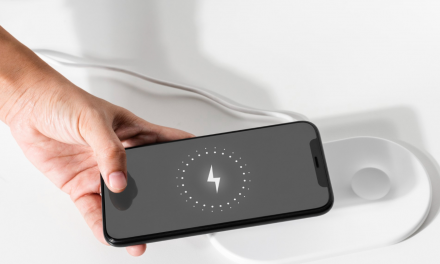 Est-il possible de recharger un smartphone sans chargeur et sans électricité ?