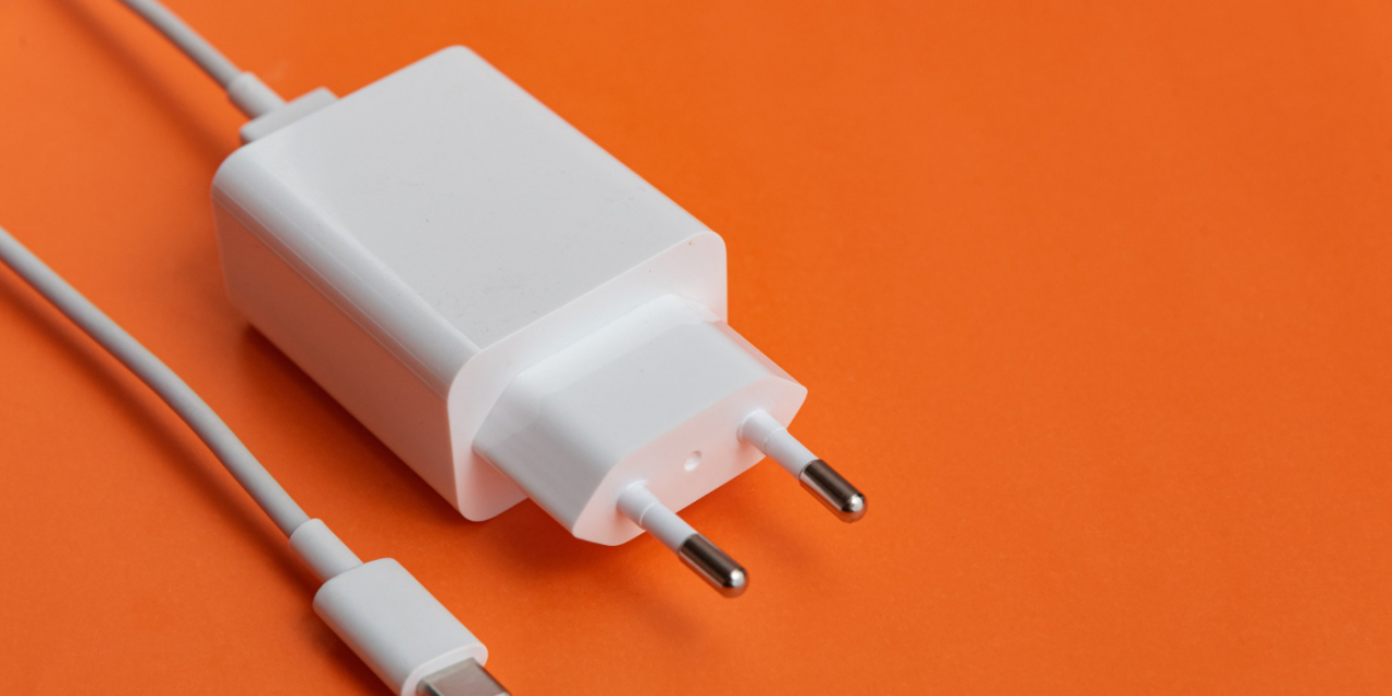 Pourquoi éviter de brancher le chargeur d’un smartphone à vide ?