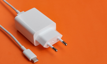 Pourquoi éviter de brancher le chargeur d’un smartphone à vide ?